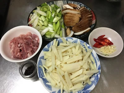 タケノコと豚肉の馬告炒め